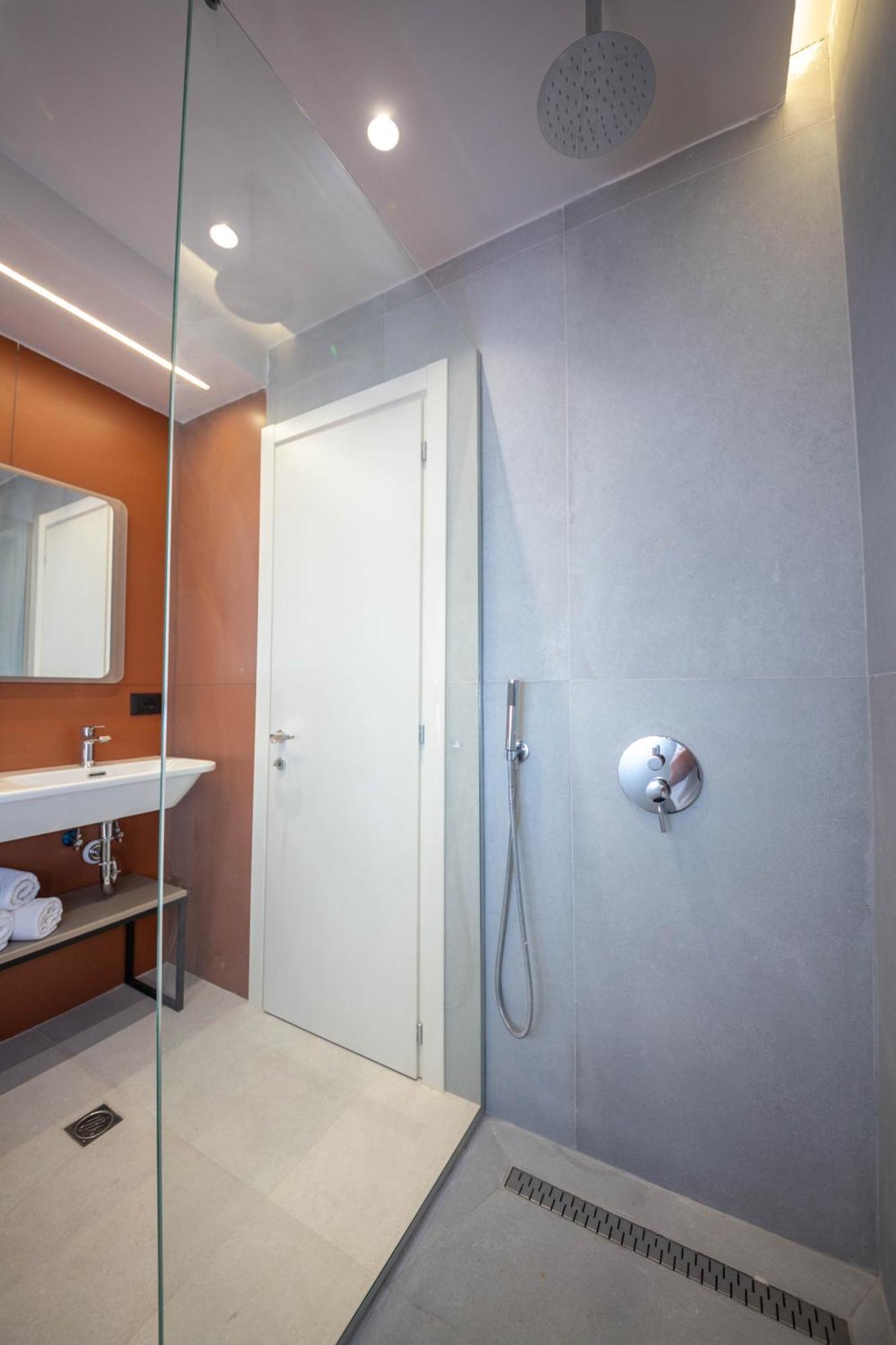 Blloku Unique Apartments 2 Тирана Стая снимка