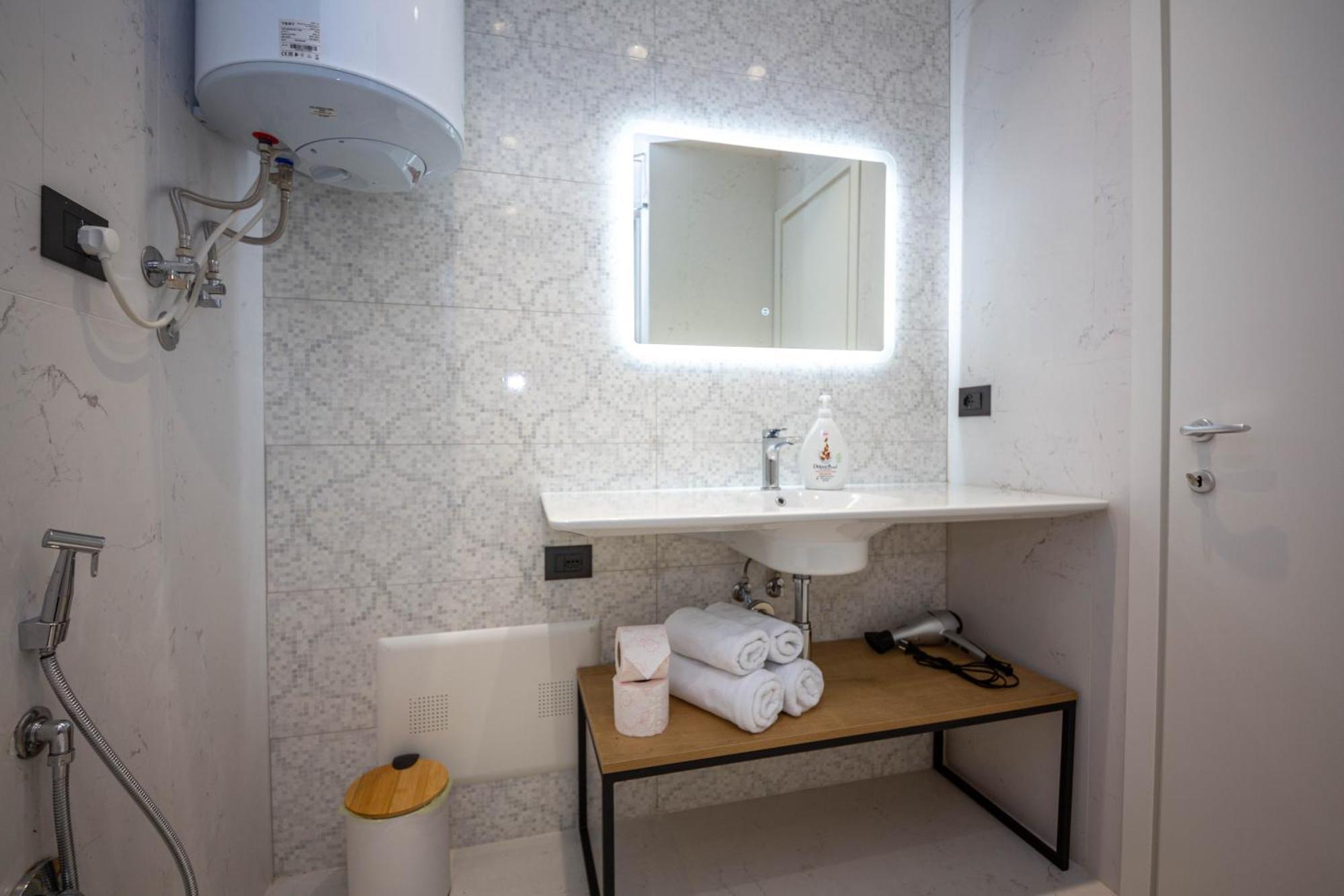 Blloku Unique Apartments 2 Тирана Стая снимка