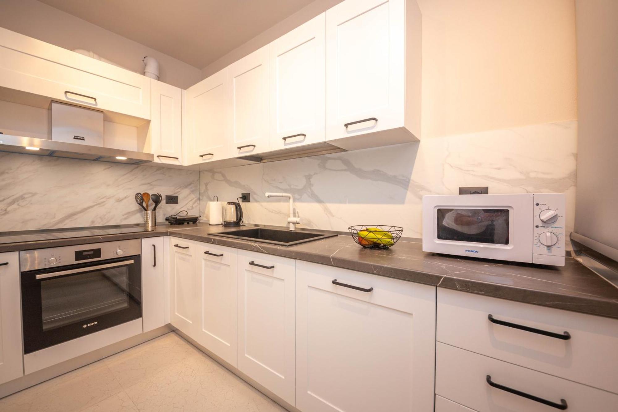 Blloku Unique Apartments 2 Тирана Стая снимка